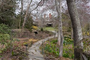 hiking-path Up ahead is the Cutting Manor house at Bayard Cutting Arboretum